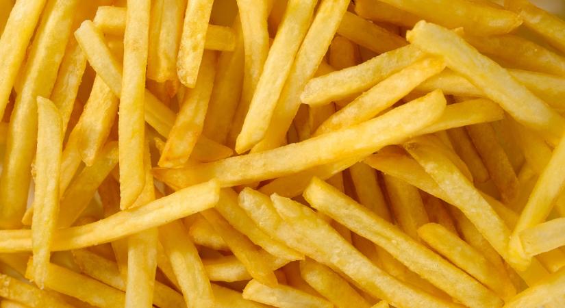 Sült krumplis zacskók borították be 75 centiméter vastagon a tengerpartot