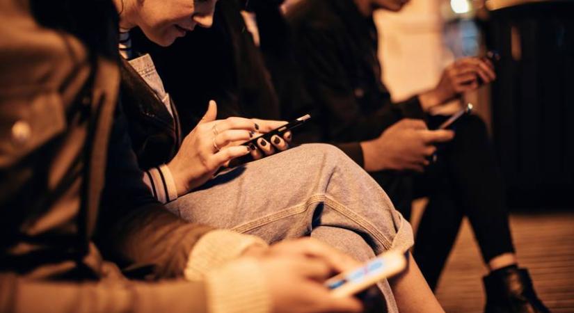 1000 ismerősük van, még sincs kivel moziba menniük: már nem az idősek a magányosak