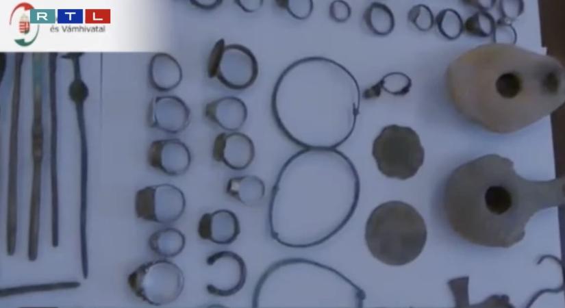 Kólásüvegekbe rejtve próbáltak ókori kincseket csempészni