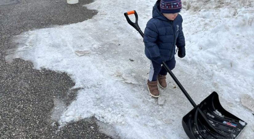 Közösségi összefogással küzdöttek meg a hóval Kisapostagon (képgalériával)