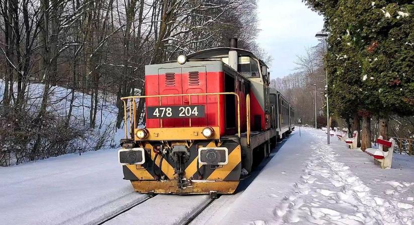 A világ vége utáni állomásokra érkező vonatot mutatjuk meg retró és káprázatos havas videón
