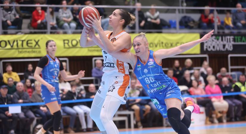 Gigászi csata a Lauberben: hosszabbítás után repültek 100 pont fölé a pécsi lányok (GALÉRIA)