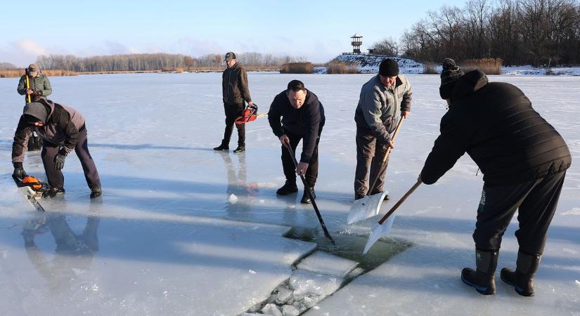 Az elsők között sietett bajbajutott horgásztársai segítésére a halasi polgárőr – videó
