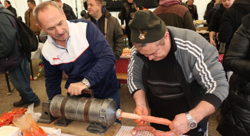 Kolbásztöltő verseny, fotók a múltból és egy igazi gyógyír