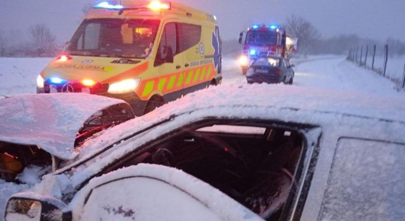 Feketébe borult a térség, miközben az ónos eső is lecsapott (galéria)