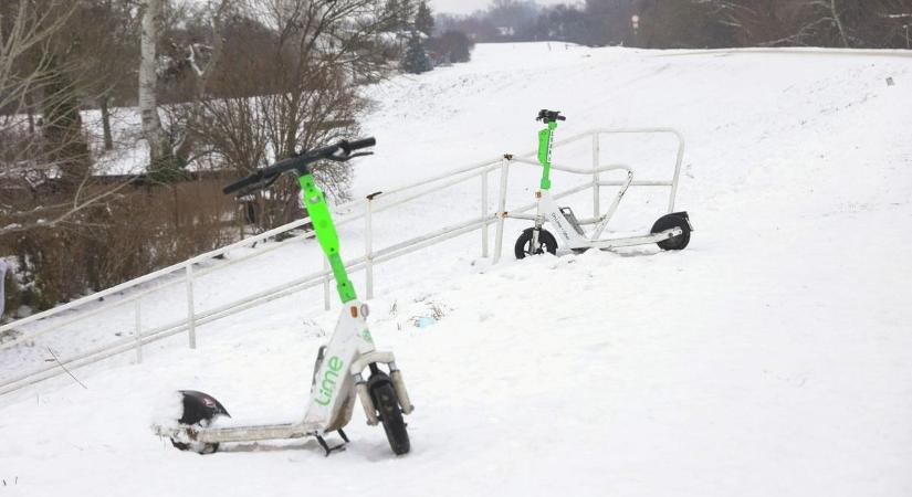 Széthagyott elektromos rollerek a városban, és a Lidl szenzációs újdonsága