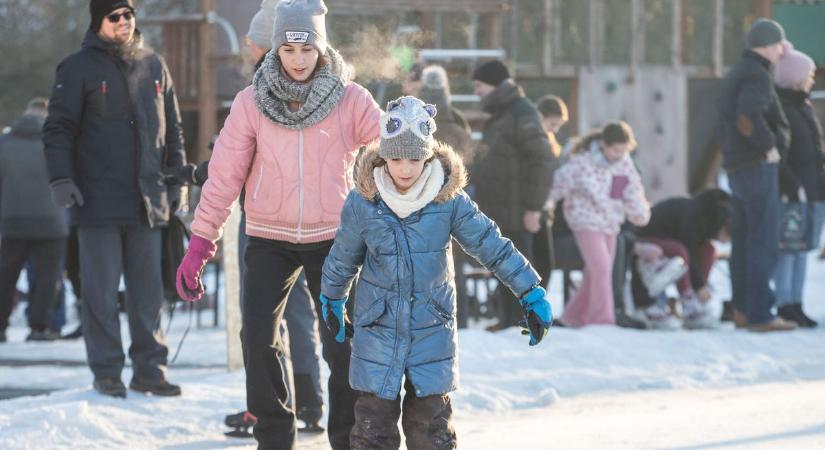 A közösség által épített korcsolyapálya bárki számára nyitva áll (galéria, videó)