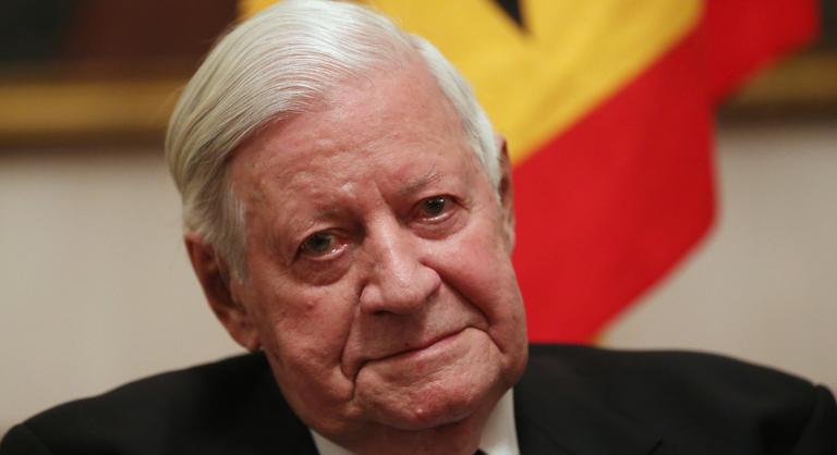 Horogkeresztekkel fújták tele a volt német szövetségi kancellár sírját, nyomozás indult