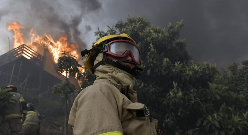 Katasztrófahelyzetet hirdettek Chilében az országban tomboló tűzvész miatt, ezreknek kell menekülnie galéria