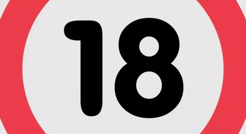 Megvillantotta dinnye melleit a szexi modell az ablakban - Fotó