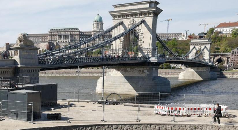 Kamera rögzítette, hogy valaki a Dunába zuhant a Lánchídról