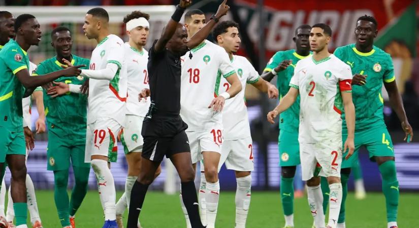 Sértetten levonult a szenegáli csapat a pályáról egy tizenegyes miatt, majd visszajött és megnyerte az Afrika-kupát