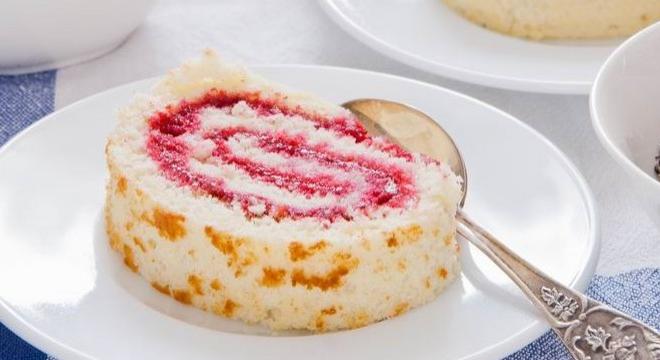 Kókuszos piskótatekercs istenien, friss málnadzsemmel