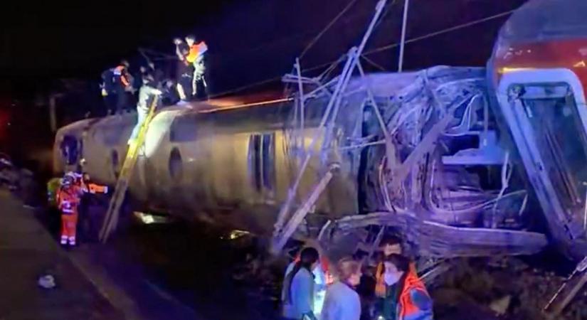 Nagysebességű vonat siklott ki és borított fel egy másikat Spanyolországban, legkevesebb 21 ember vesztette életét