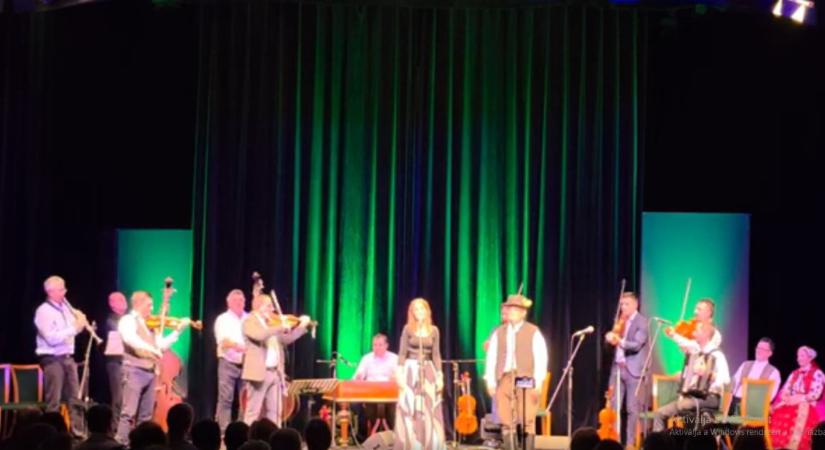 Fergeteges koncertet adott Debrecenben Heit Lóri és zenekara – videó