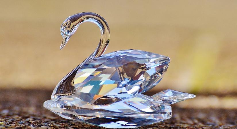 Jéggé dermedt hattyúk borzolják a kedélyeket a Balatonnál