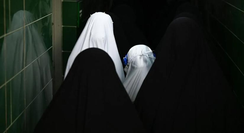 Európai adófizetők pénzét költötte az EU a muszlim nők hajának kutatására