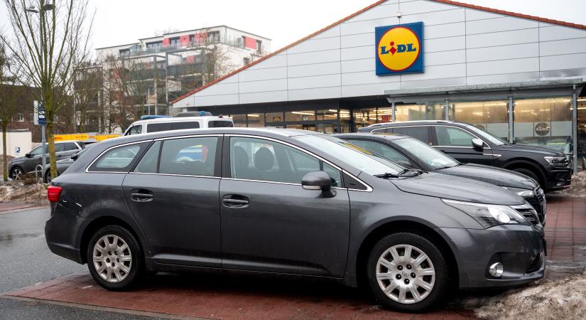 Lezárja és fizetőssé teszi parkolói egy részét a Lidl