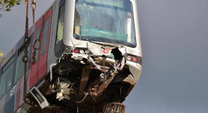 Ki kellett vágni a roncsból a túlélőket – Tragédia a síneken, videóval