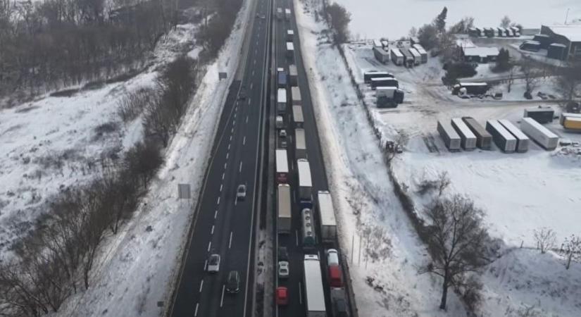 M1-es autópálya: több jármű szabálytalanul állt meg a pályán - videó