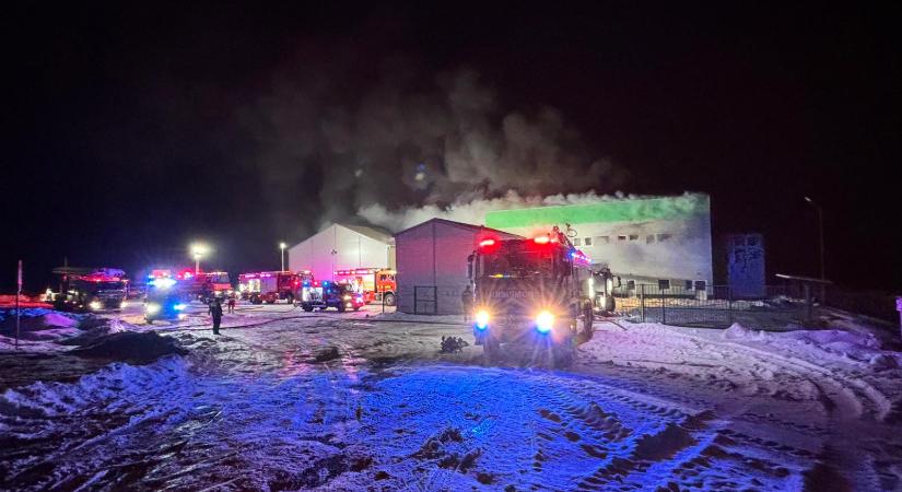 Lángokban állt a nagyiklódi hungarocellfeldolgozó üzem – Több megyéből riasztották a tűzoltókat (VIDEÓ)