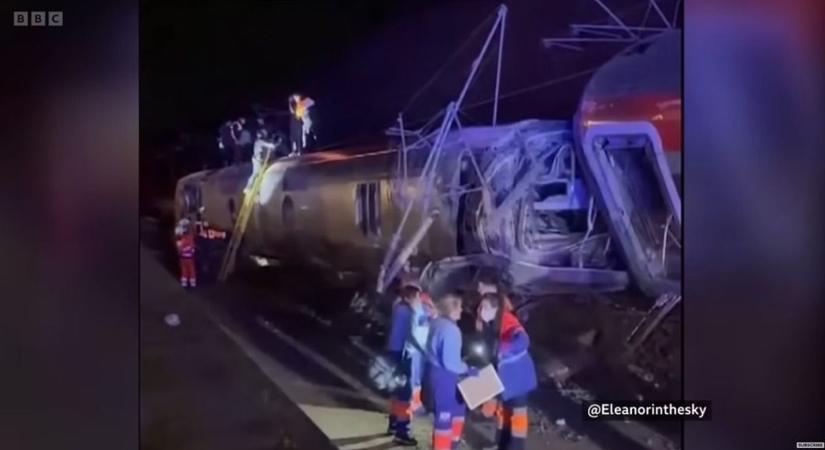 Rémálom Spanyolországban: legalább 21-en meghaltak a brutális vonatszerencsétlenségben