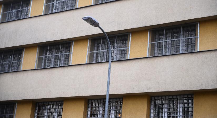 Az ügyészség és a rendőrség sem ad választ, hogy miért nem rúgták ki a Szőlő utca volt vezetőjét, ha már a rendőrség is tudta, hogy gyereket vert