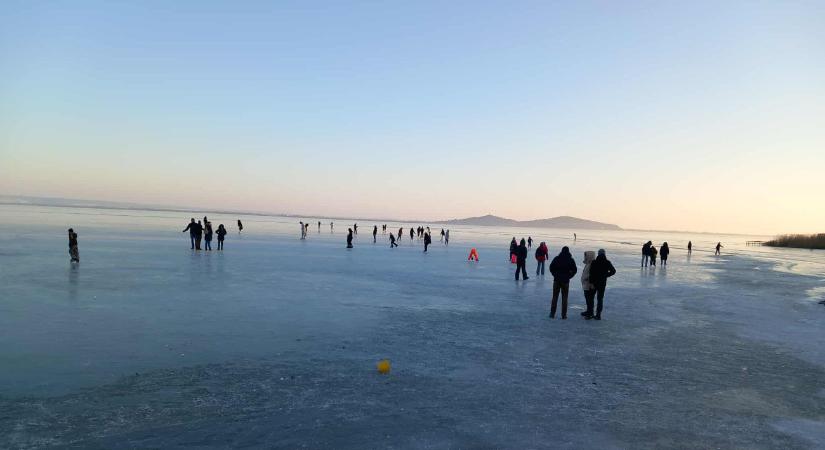 Két gyerek alatt szakadt be a jég, rohammentőt kellett hívni Szobnál