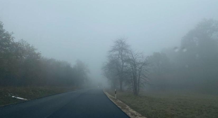 Tartós köd, farkasordító hideg és sónedves utak nehezítik a közlekedést hétfő reggel