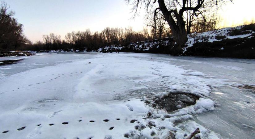 Beszakadt két gyerek alatt az Ipoly jege