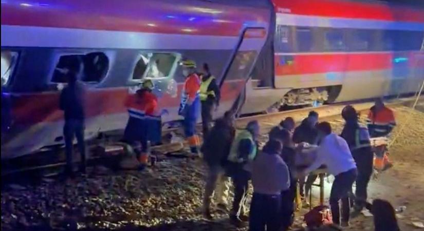 Két nagysebességű vonat ütközött: legalább 24 halott, több mint 100 sérült, roncsok mindenütt