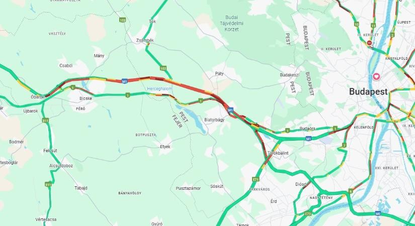 Kamionok ütköztek az M1-es autópályán Herceghalomnál, 10 kilométeres a dugó