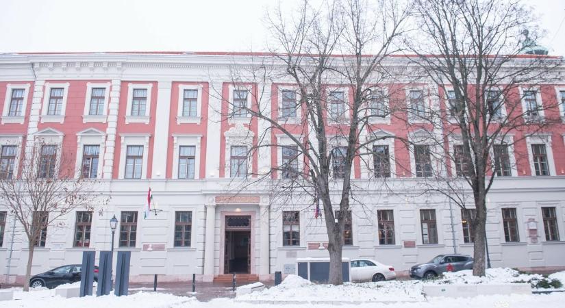 Tető- és homlokzatfelújítással újult meg Székesfehérváron a Vörösmarty Mihály Könyvtár