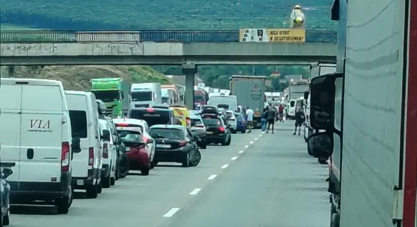 Tömegbaleset az M1-es autópályán, már 10 kilométeres a torlódás Budapest környékén