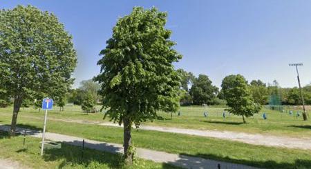 Lakóparkot építene a focipályára a fideszes polgármester, tiltakoznak a helyiek