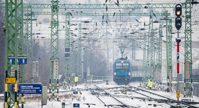 Már ez is jó hír a reggel utazóknak: csak Győr felé késnek a vonatok