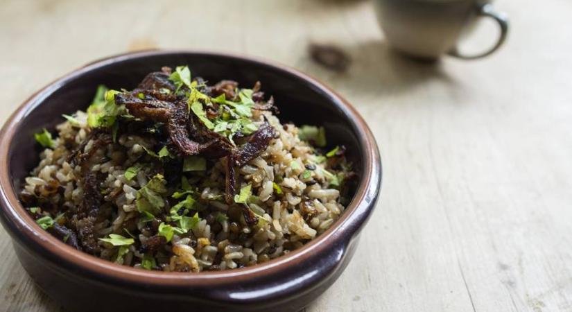 Rizses, lencsés egytálétel ropogósra sült hagymával: így készül az isteni mujadara