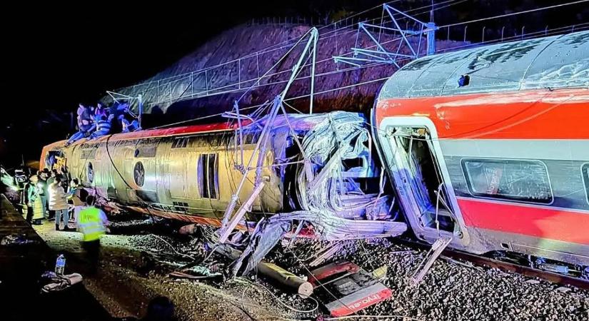 Két nagysebességű vonat ütközött Andalúziában, tucatnyi halott és sérült