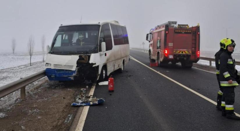Három jármű ütközött Debrecen külterületén, több embert is kórházba szállítottak – fotókkal