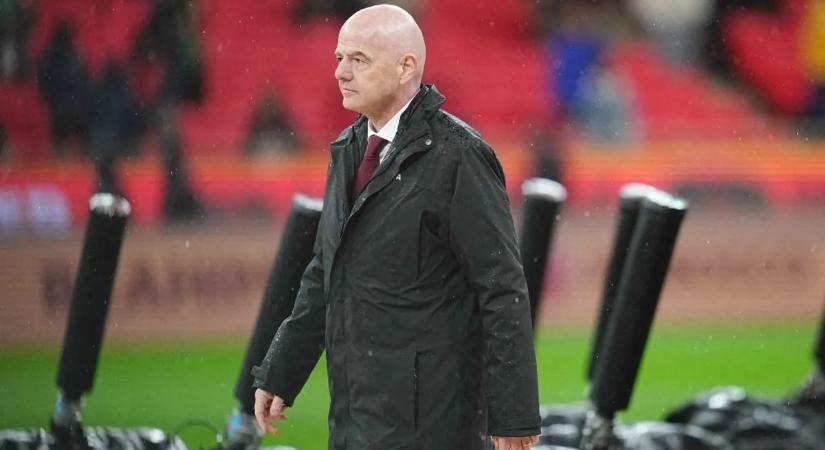 Négymillióért ágymatrac, hárommilliós taposógép, kiszivárgott menyi pénzt keres a FIFA elnöke