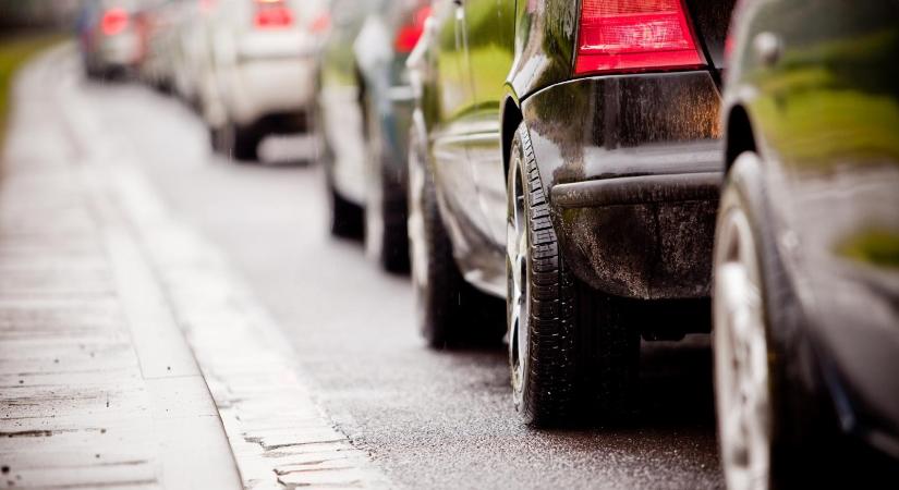 Kamionok ütköztek az M1-esen, tíz kilométeres a torlódás