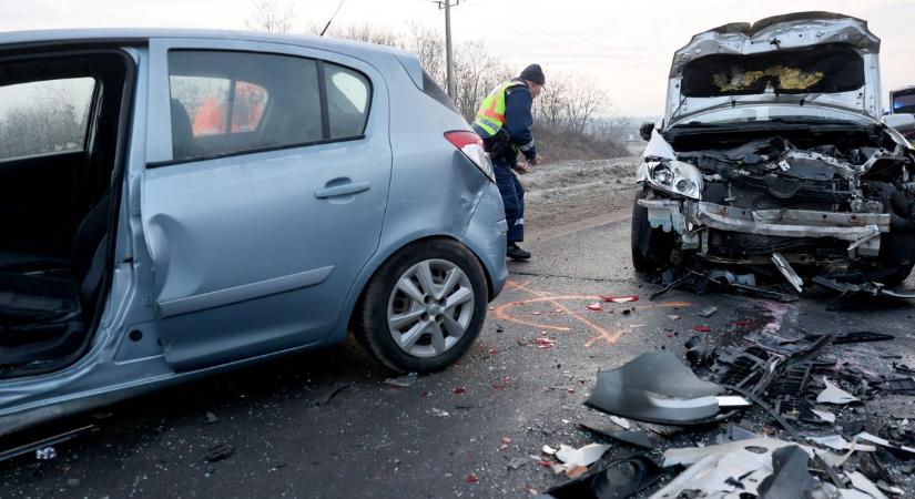 Durva hétfő reggeli baleset Kaposváron: beszorult a sofőr, tűzoltók emelték ki az autóból