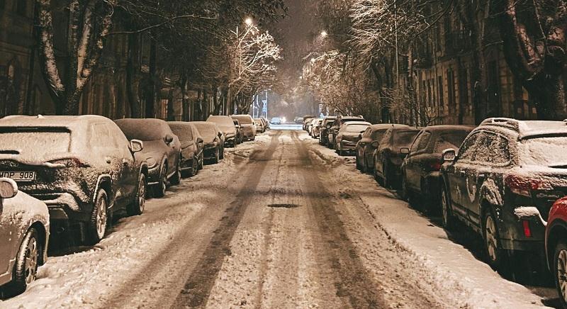 Ingyenes parkolás a hó miatt – Behavazódtak az útburkolaton a jelölések