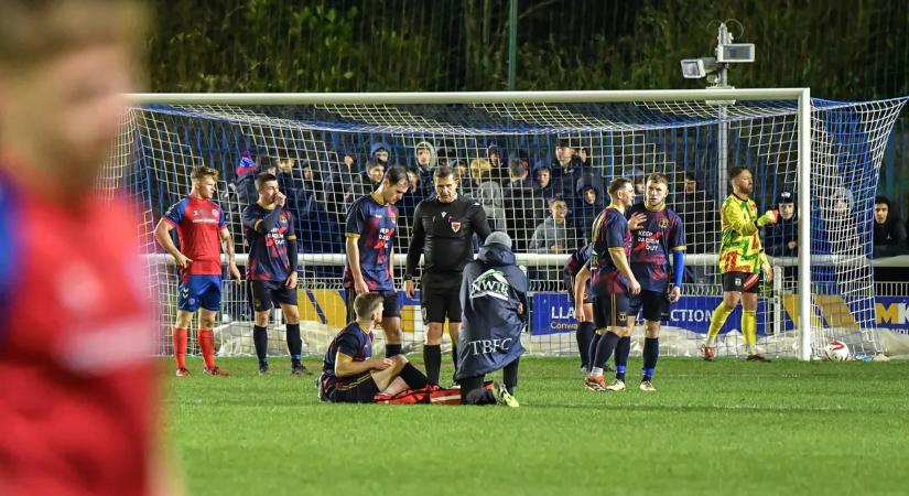 Brutális könyökös miatt tartóztatták le a focistát, a klubja azonnal felfüggesztette – videó