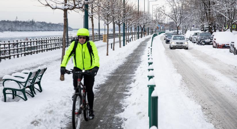 Teljes elmebaj: a Tisza Párt szakértője a biciklisávokat takarítaná először