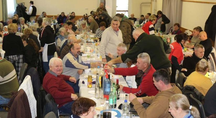 Gasztronómiai kavalkád Tevelen: nagy sikerrel zárult a kolbásztöltő fesztivál