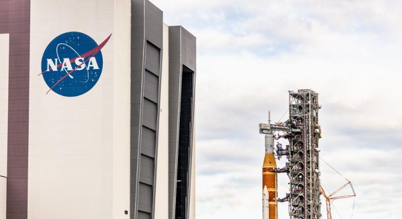 A NASA bejelentette: már az indítóállomáson van a rakéta, ami újra elrepít a Holdhoz