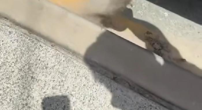 Homokot szórt a felfestésre, megúszta a tilosban parkolást