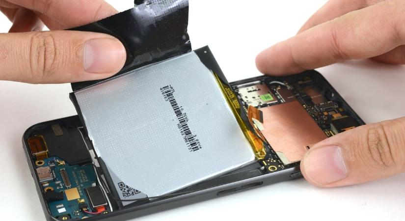 Kitalálta a Google, hogyan lehet könnyebben cserélni a mobilok akkumulátorát