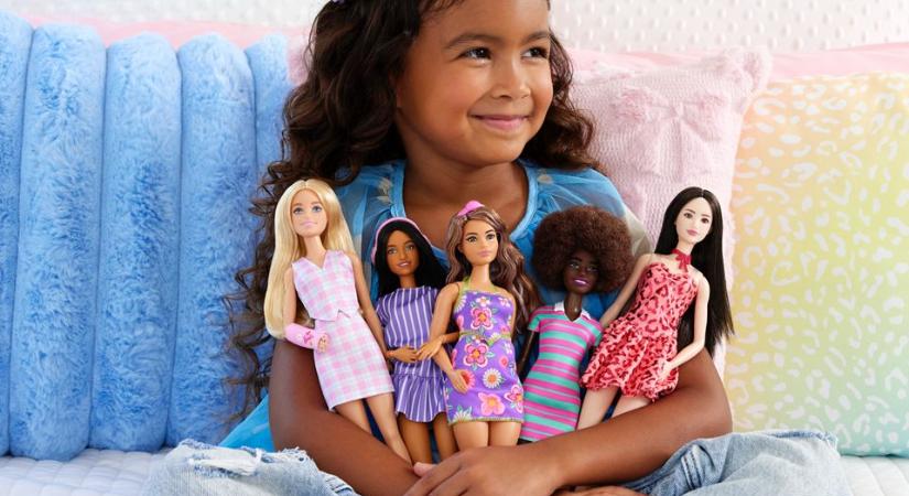 Autista Barbie babával köszönti a 2026-os évet a Mattel
